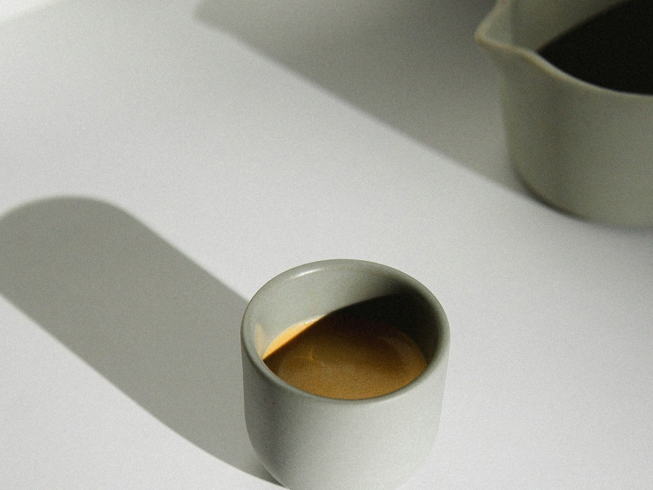 Espresso in einer minimalistischen Tasse mit weichem Schatten