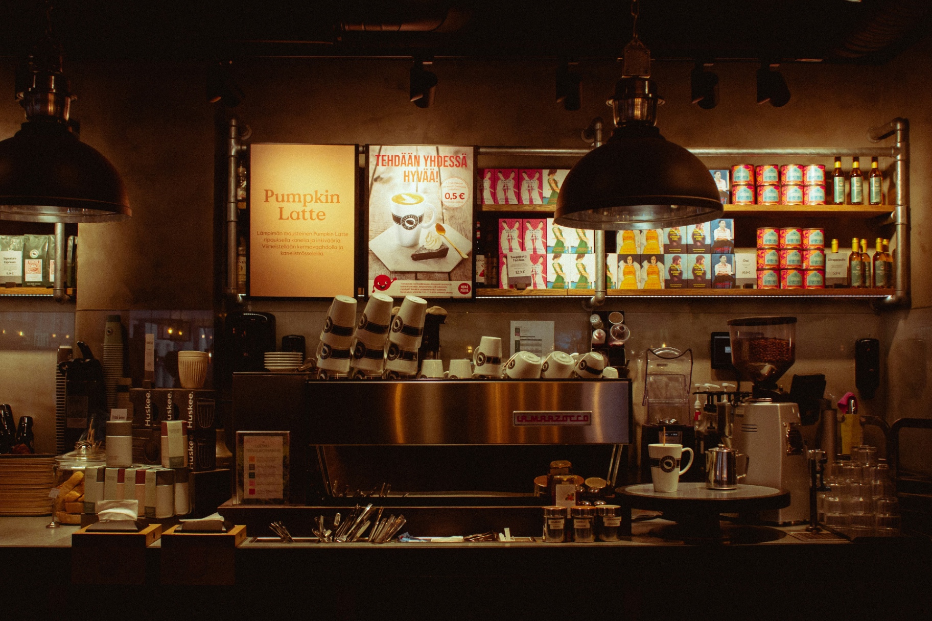 Barista-Setup mit Espressomaschine und Regalen